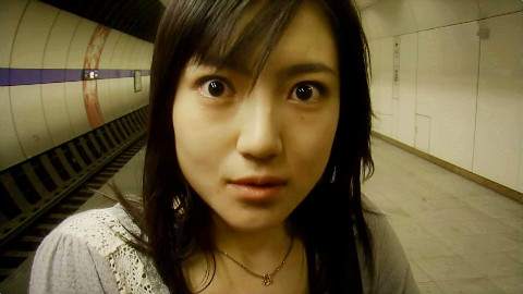 日本美女每天遭到变态邻居偷窥,洗澡都要被偷听,忍无可忍!